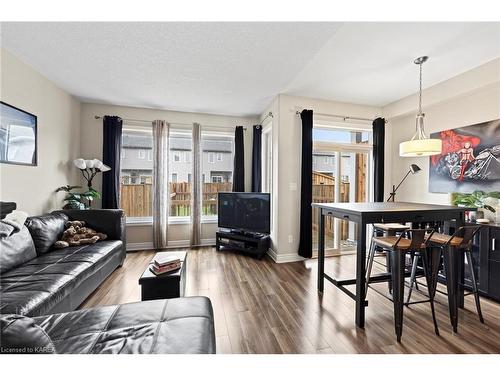 320 Janette Street, Kingston, ON - Indoor Photo Showing Living Room