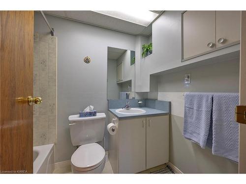 130 Factory Lane, Bath, ON - Indoor Photo Showing Bathroom