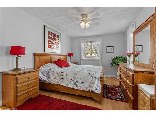 1064 Bauder Crescent, Kingston, ON - Indoor Photo Showing Bedroom