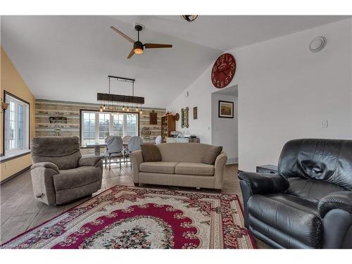 341 Wilson Road, Yarker, ON - Indoor Photo Showing Living Room
