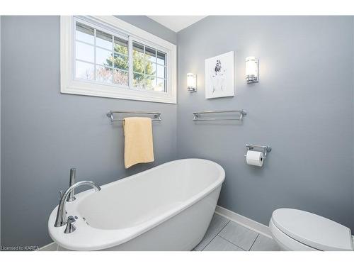 13 Windsor Street, Kingston, ON - Indoor Photo Showing Bathroom