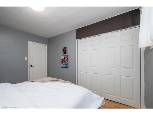 13 Windsor Street, Kingston, ON - Indoor Photo Showing Bedroom