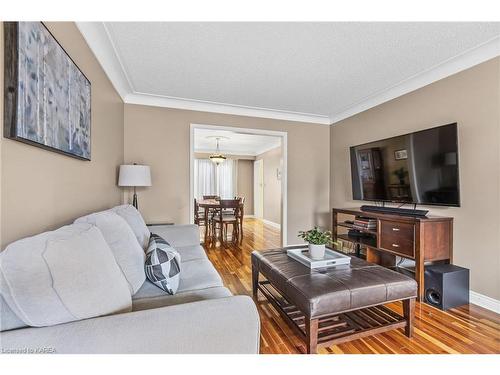 636 Rankin Crescent, Kingston, ON - Indoor Photo Showing Living Room