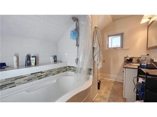 140 Antrim Street, Peterborough, ON - Indoor Photo Showing Bathroom