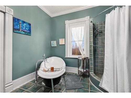 7387 County Rd 9, Napanee, ON - Indoor Photo Showing Bathroom