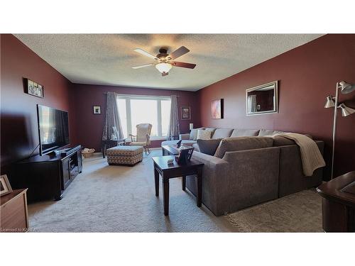 835 Larchwood Crescent, Kingston, ON - Indoor Photo Showing Living Room