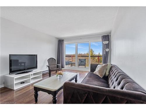 608-14 Greenview Drive, Kingston, ON - Indoor Photo Showing Living Room
