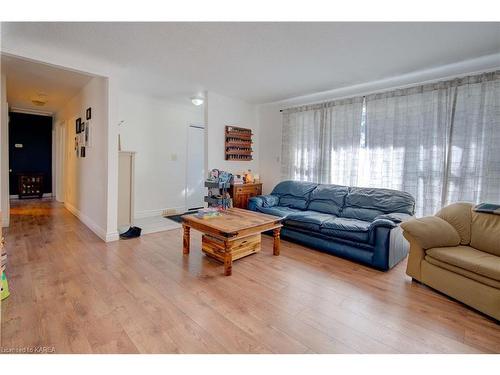 459 Mcewen Drive, Kingston, ON - Indoor Photo Showing Living Room