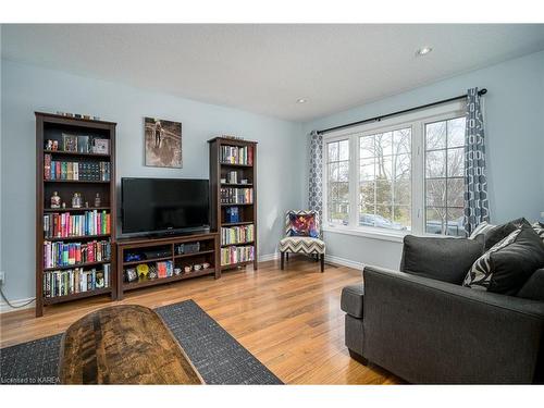 5 Kyle Court, Frankford, ON - Indoor Photo Showing Living Room