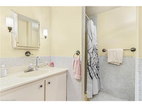 2 Centre Street, Westport, ON - Indoor Photo Showing Bathroom