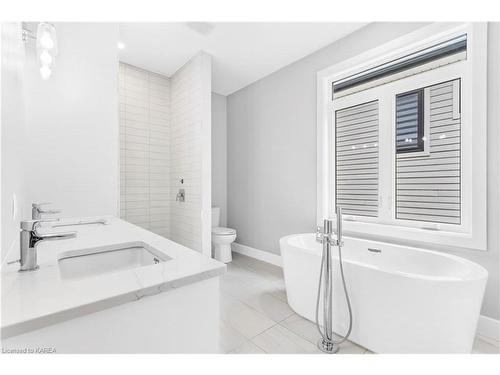 628 Graceland Avenue, Kingston, ON - Indoor Photo Showing Bathroom