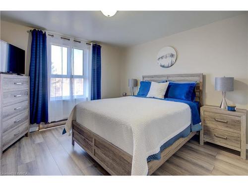 401-334 Queen Mary Road, Kingston, ON - Indoor Photo Showing Bedroom