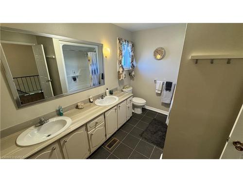 4767 Bath Road, Amherstview, ON - Indoor Photo Showing Bedroom
