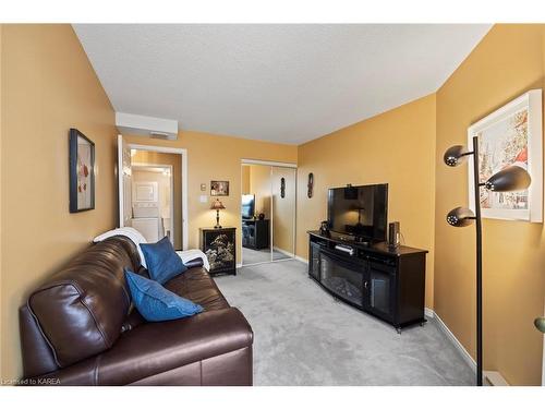 703-675 Davis Drive, Kingston, ON - Indoor Photo Showing Living Room