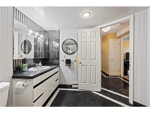 703-675 Davis Drive, Kingston, ON - Indoor Photo Showing Bathroom