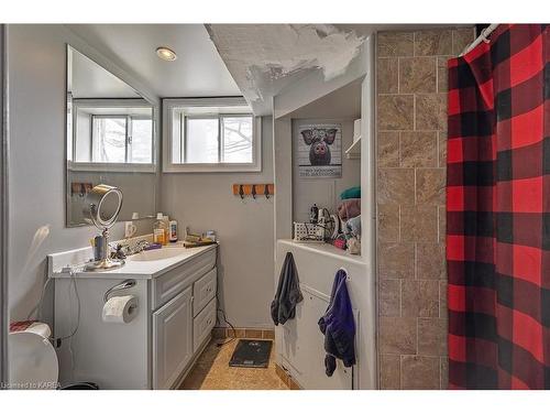 372 Kingston Mills Road, Kingston, ON - Indoor Photo Showing Bathroom