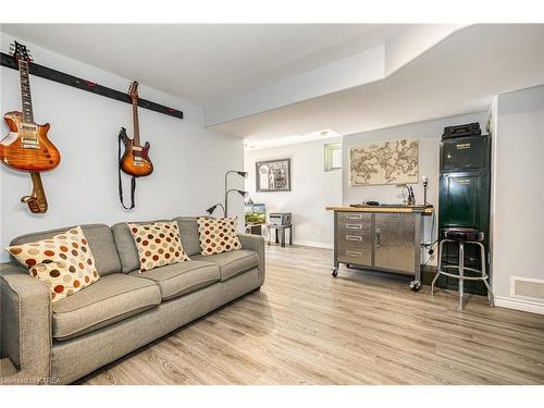 1201 Wheathill Street, Kingston, ON - Indoor Photo Showing Living Room