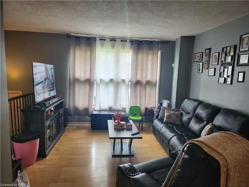909 Uxbridge Crescent, Kingston, ON - Indoor Photo Showing Living Room