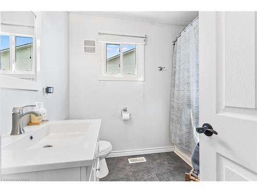 849 Queen Street, Gananoque, ON - Indoor Photo Showing Bathroom