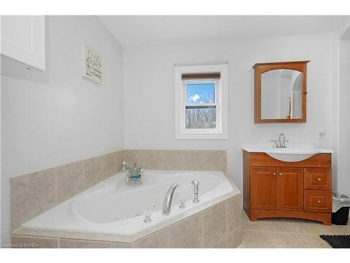 175 Brennan Road, Belleville, ON - Indoor Photo Showing Bathroom