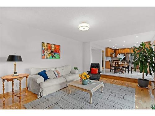 385 Renda Street, Kingston, ON - Indoor Photo Showing Living Room