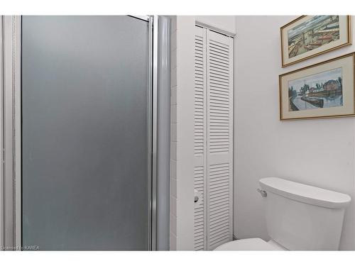 385 Renda Street, Kingston, ON - Indoor Photo Showing Bathroom