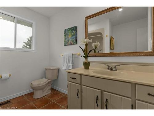 385 Renda Street, Kingston, ON - Indoor Photo Showing Bathroom