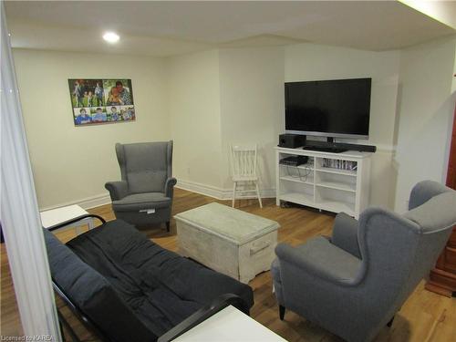 721 Holgate Crescent, Kingston, ON - Indoor Photo Showing Living Room