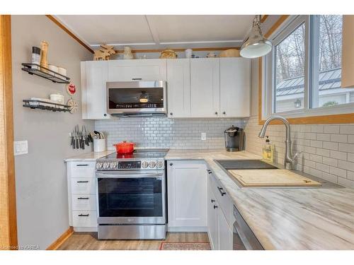 1043D Big Clear Lane, Arden, ON - Indoor Photo Showing Kitchen With Upgraded Kitchen