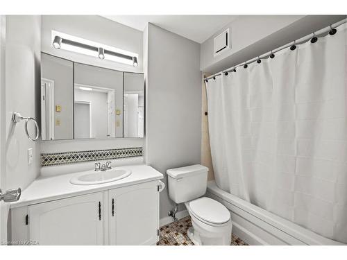 107-66 Greenview Drive, Kingston, ON - Indoor Photo Showing Bathroom