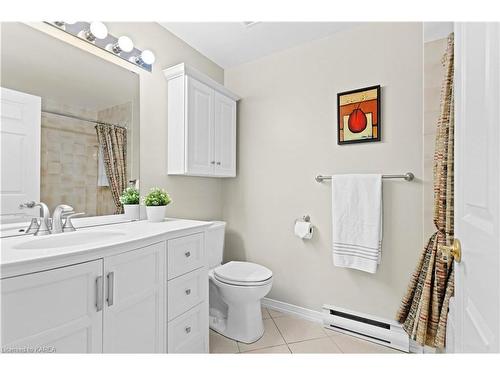 606-1000 King Street W, Kingston, ON - Indoor Photo Showing Bathroom
