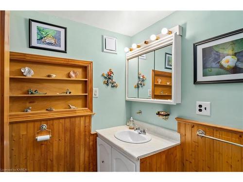 1124 Otter Point Lane, Sydenham, ON - Indoor Photo Showing Bathroom