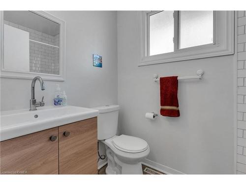 987 Amberdale Crescent, Kingston, ON - Indoor Photo Showing Bathroom