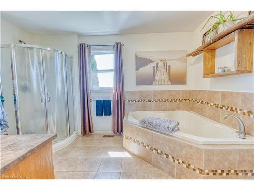 806 Reeds Bay Road, Wolfe Island, ON - Indoor Photo Showing Bathroom