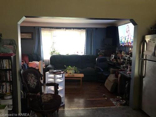 3324 Highway 15, Kingston, ON - Indoor Photo Showing Living Room