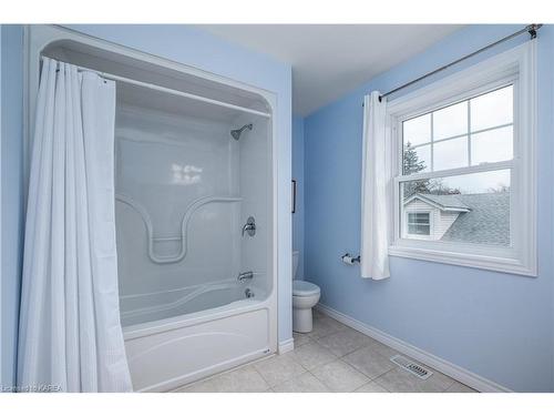 28 Toronto Street, Kingston, ON - Indoor Photo Showing Bathroom