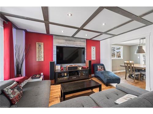 27 Nicholson Crescent, Amherstview, ON - Indoor Photo Showing Living Room