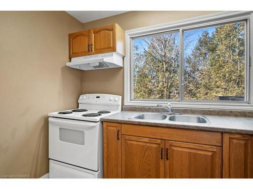 7-26 Addington Court, Amherstview, ON - Indoor Photo Showing Kitchen With Double Sink