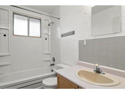 7-26 Addington Court, Amherstview, ON - Indoor Photo Showing Bathroom