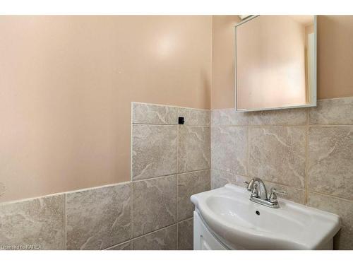 7-26 Addington Court, Amherstview, ON - Indoor Photo Showing Bathroom