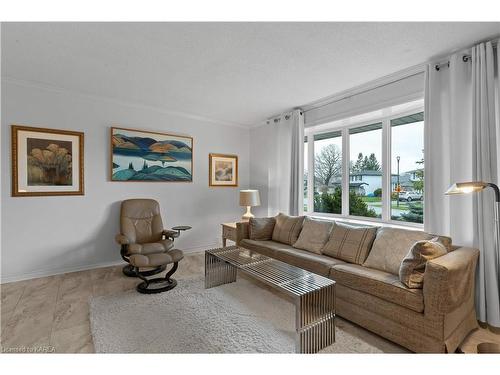 934 Hudson Drive, Kingston, ON - Indoor Photo Showing Living Room