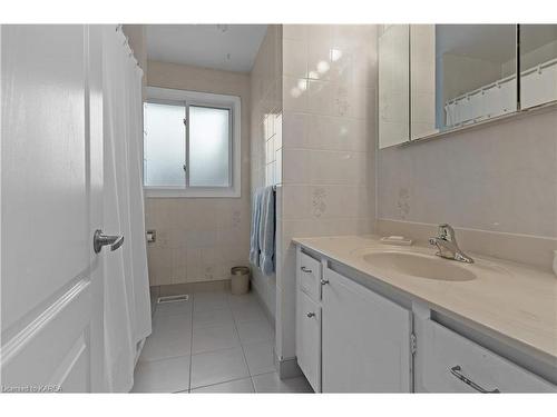 934 Hudson Drive, Kingston, ON - Indoor Photo Showing Bathroom