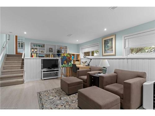 934 Hudson Drive, Kingston, ON - Indoor Photo Showing Living Room