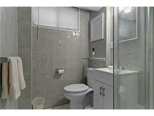 934 Hudson Drive, Kingston, ON - Indoor Photo Showing Bathroom