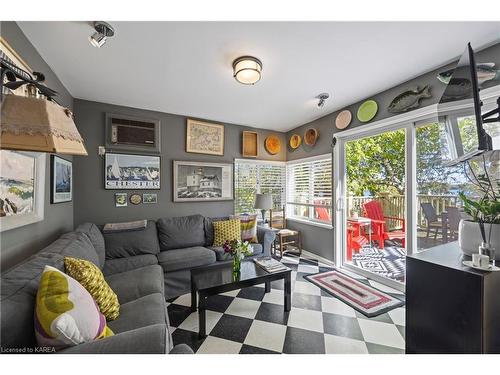 43 Main Street, Westport, ON - Indoor Photo Showing Living Room