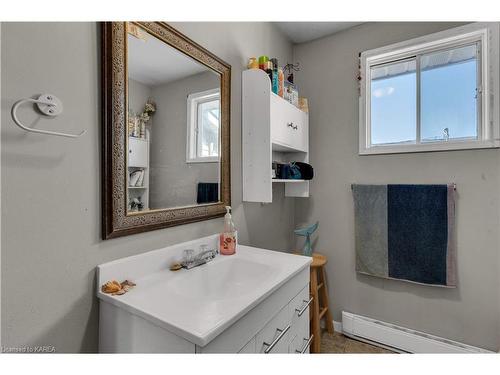 343-345 Forsyth Street, Gananoque, ON - Indoor Photo Showing Bathroom