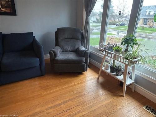 78 Amherst Drive, Amherstview, ON - Indoor Photo Showing Living Room