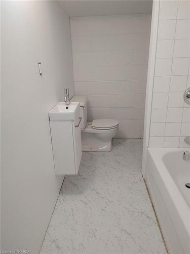 78 Amherst Drive, Amherstview, ON - Indoor Photo Showing Bathroom