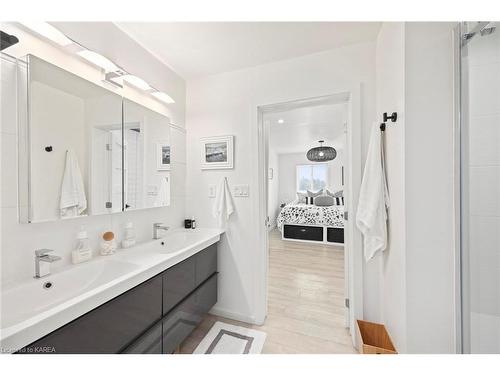 235 Ivy Lea Road, Lansdowne, ON - Indoor Photo Showing Bathroom