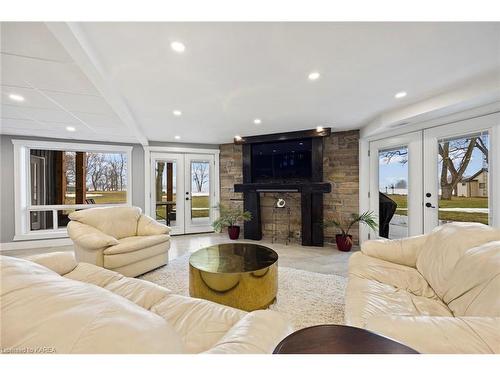 35 Chisamore Point, Gananoque, ON - Indoor Photo Showing Living Room